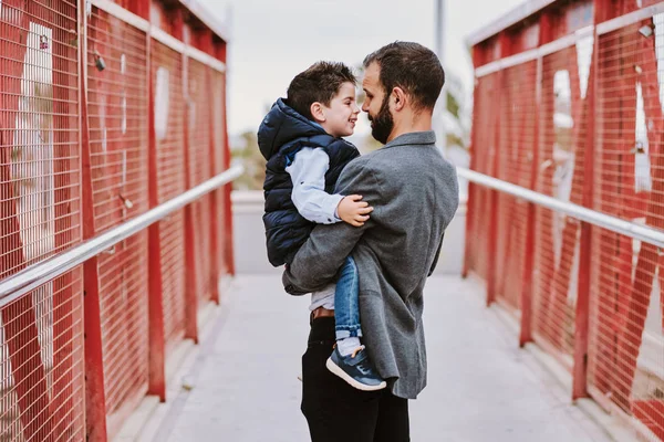 Oğluyla iyi vakit geçiren bir baba.