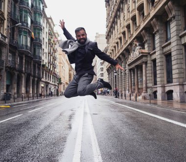 genç bir adam Via Laietana, Barselona, bir kış ve yağmurlu bir günde atlar