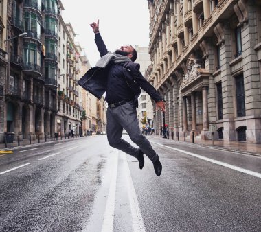 genç bir adam Via Laietana, Barselona, bir kış ve yağmurlu bir günde atlar