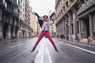 Genç bir kadın Street Via Laietana ortasında atlama - Barselona