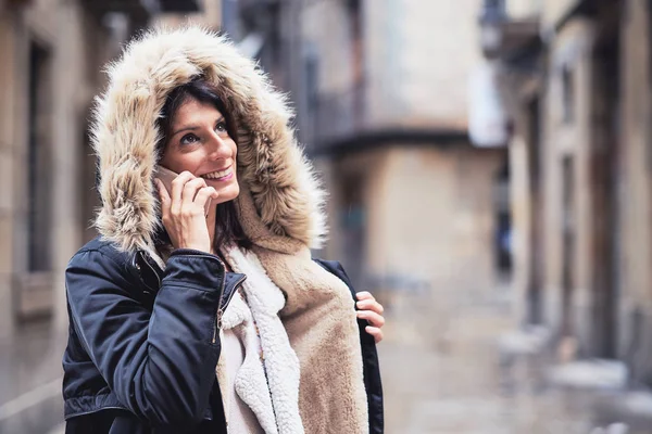 Een jonge vrouw met een vacht op een regenachtige winterdag — Stockfoto