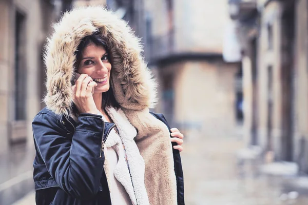 Een jonge vrouw met een vacht op een regenachtige winterdag — Stockfoto