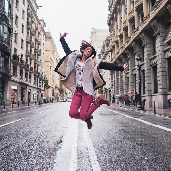 Genç bir kadın Street Via Laietana ortasında atlama - Barselona
