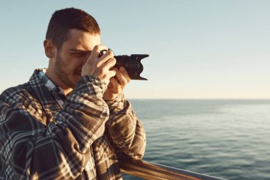gün batımında bir vintage kamera ile genç bir fotoğrafçı