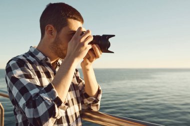 gün batımında bir vintage kamera ile genç bir fotoğrafçı