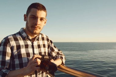 gün batımında bir vintage kamera ile genç bir fotoğrafçı