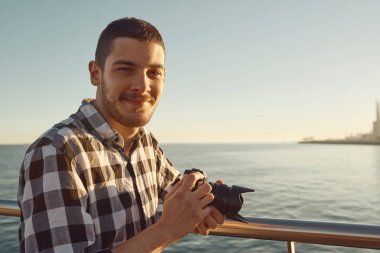 gün batımında bir vintage kamera ile genç bir fotoğrafçı