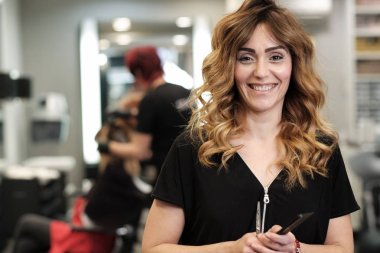 arkasında müşterileri ile onu güzellik salonunda genç bir çekici kadın