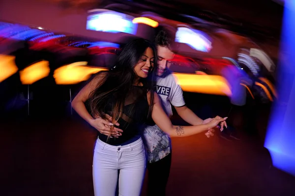 Genç bir adam ve kadın dans salsa ve bachata disko