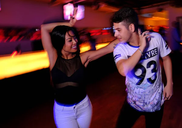 Genç bir adam ve kadın dans salsa ve bachata disko