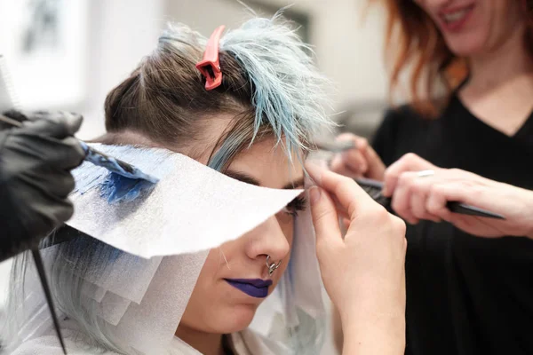 Peluquería en el salón de belleza con clientes —  Fotos de Stock