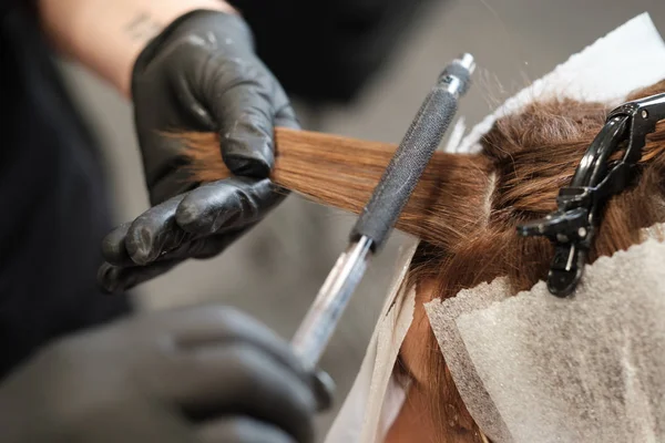 En frisör på skönhetssalongen med kunder — Stockfoto