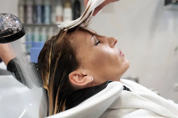 En klient på skönhetssalongen tvätta håret — Stockfoto