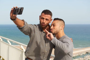 insanlar, eşcinsellik, eşcinsel evlilik ve aşk kavramı - Onların mobil ile selfie yapma mutlu bir eşcinsel çift açık havada Portresi