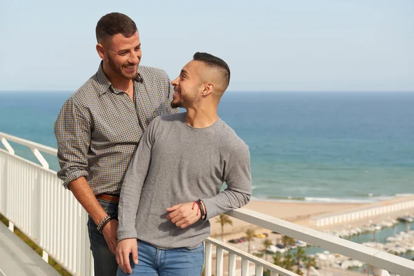 Una pareja gay en un día de verano en Castelldefels, Barcelona — Foto de Stock