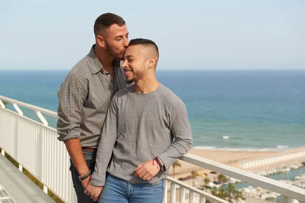 insanlar, eşcinsellik, eşcinsel evlilik ve aşk kavramı - Portre mutlu bir eşcinsel çift açık havada