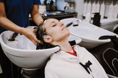 Güzellik ve insanlar kavramı - baş Kuaför Salonu yıkama Kuaför olan mutlu kadın