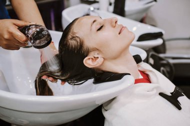 Güzellik ve insanlar kavramı - baş Kuaför Salonu yıkama Kuaför olan mutlu kadın