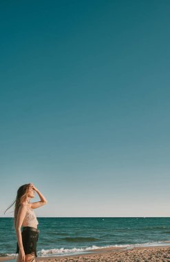 mavi bir gökyüzü ile bir yaz gününde genç bir kadın - negatif alan