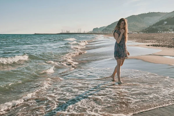 Μια ευτυχισμένη νεαρή γυναίκα στην παραλία — Φωτογραφία Αρχείου