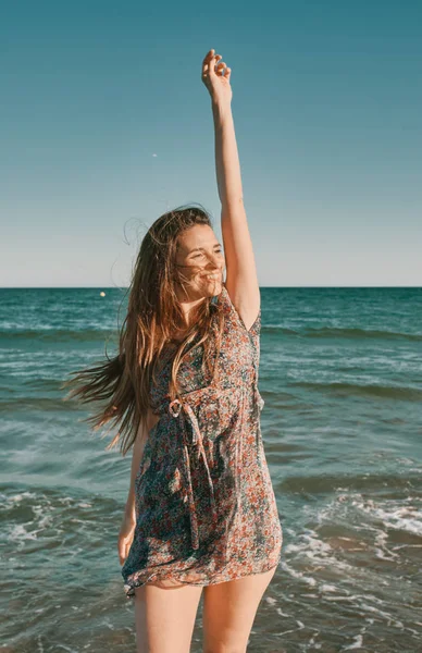 En lycklig ung kvinna på stranden — Stockfoto