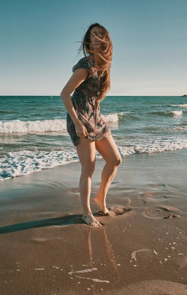 En lycklig ung kvinna på stranden — Stockfoto