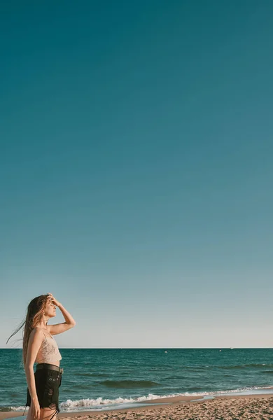 Une jeune femme dans un jour d'été avec un ciel bleu - espace négatif — Photo