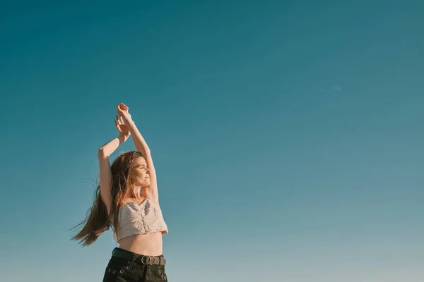 Une jeune femme dans un jour d'été avec un ciel bleu - espace négatif — Photo