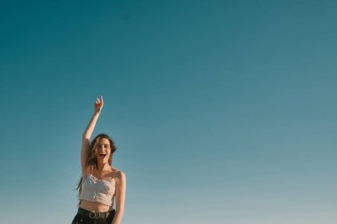 mavi bir gökyüzü ile bir yaz gününde genç bir kadın - negatif alan