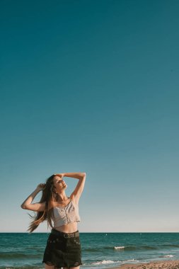 mavi bir gökyüzü ile bir yaz gününde genç bir kadın - negatif alan