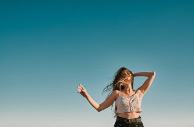 mavi bir gökyüzü ile bir yaz gününde genç bir kadın - negatif alan