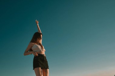 mavi bir gökyüzü ile bir yaz gününde genç bir kadın - negatif alan