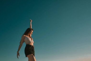 mavi bir gökyüzü ile bir yaz gününde genç bir kadın - negatif alan