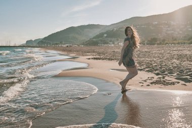 sahilde mutlu bir genç kadın