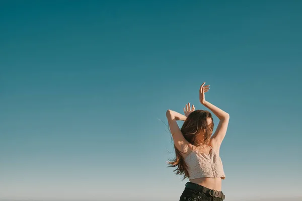 Une jeune femme dans un jour d'été avec un ciel bleu - espace négatif — Photo