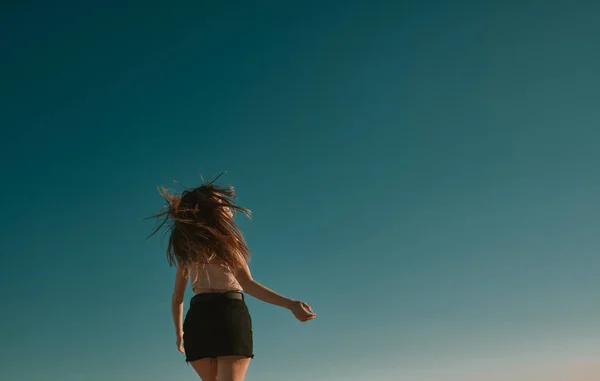 Une jeune femme dans un jour d'été avec un ciel bleu - espace négatif — Photo