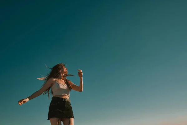 Une jeune femme dans un jour d'été avec un ciel bleu - espace négatif — Photo