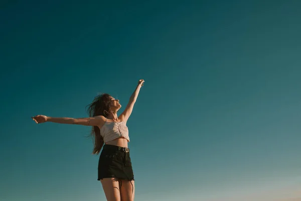 Mladá žena v letním dnu s modrým nebem-negativním prostorem — Stock fotografie
