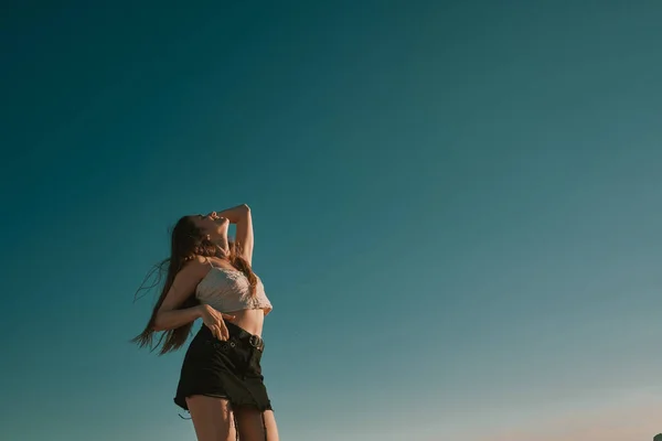 Egy fiatal nő egy nyári napon, kék ég-negatív tér — Stock Fotó