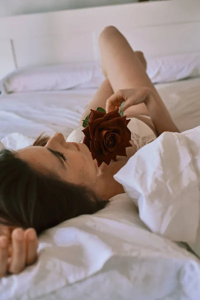 Egy fiatal szexi nő egy Rózsa fehérnemű — Stock Fotó