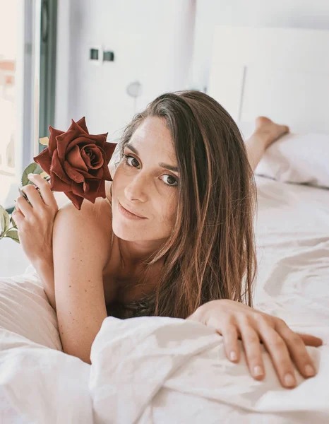 Mladá sexy žena s růží ve spodním prádle — Stock fotografie