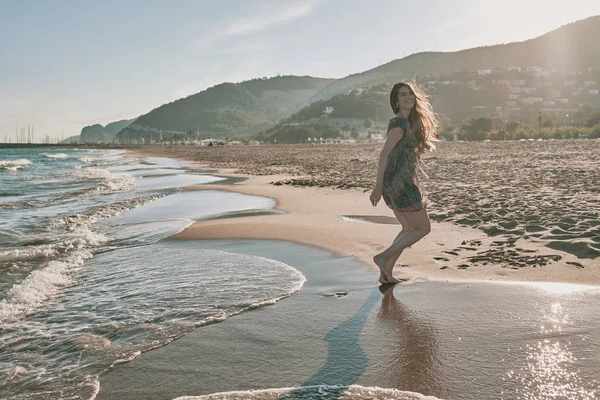 Boldog fiatal nőt a strandon — Stock Fotó
