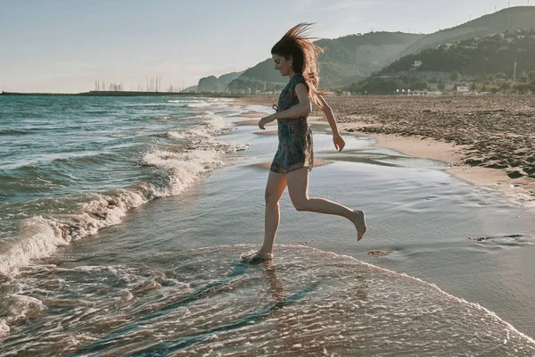 Una joven feliz en la playa — Foto de Stock