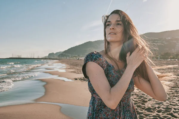 Een gelukkige jonge vrouw op het strand — Stockfoto