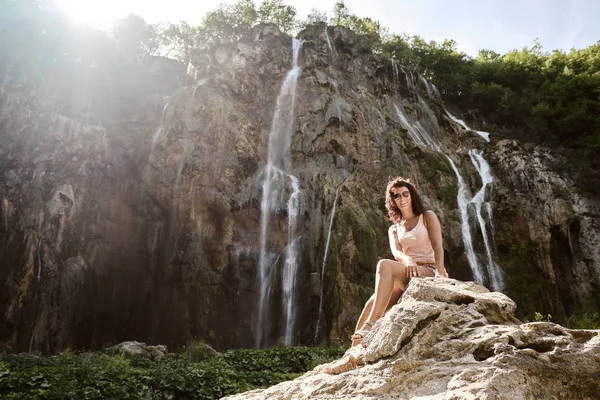 Une touriste à la grande cascade dans le parc national de Plitvice, Croatie - Concept de voyage — Photo