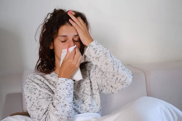 Beyaz dokuda hasta kadın hapşırma Portresi, rinit ve burun akan muzdarip, bir şey alerjisi vardır, sağlıksız görünüyor, rahatsız hissediyor. Grip veya alerji belirtileri.