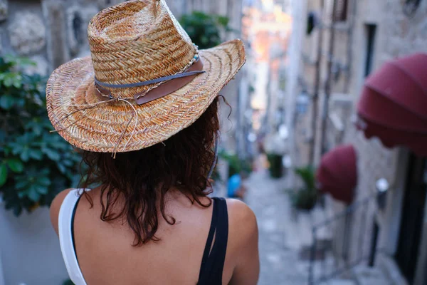 Une jeune femme avec chapeau dans les rues de la vieille ville Dubrovnik, Croatie — Photo