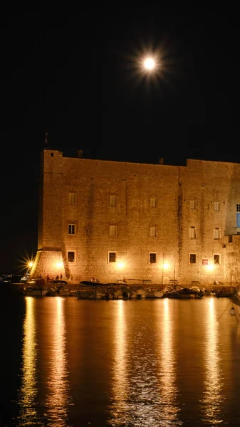 Il porto di Dubrovnik, Croazia, di notte. Lunga esposizione. Concetto di viaggio — Foto Stock