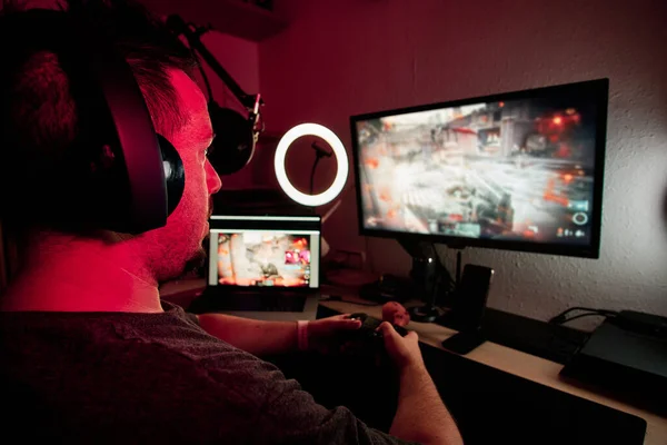 Ein Gamer, der live mit Mikrofonen und Kameras spielt und streamt — Stockfoto