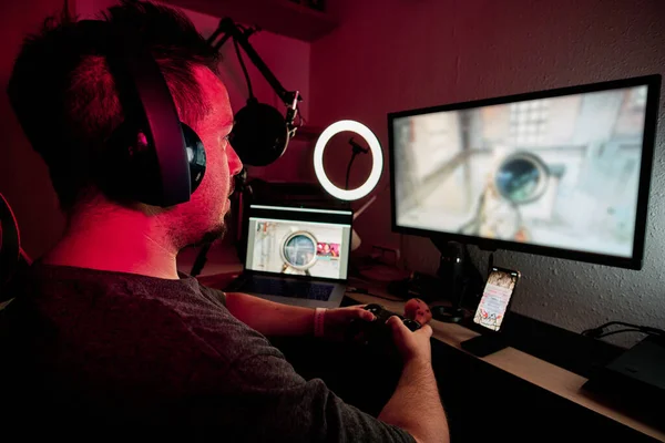 Gamer bermain dan streaming hidup dengan mikrofon dan kamera — Stok Foto